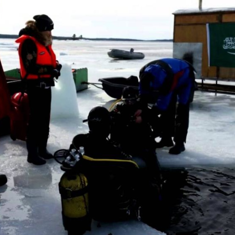 مريم أثناء استعدادها للغوص