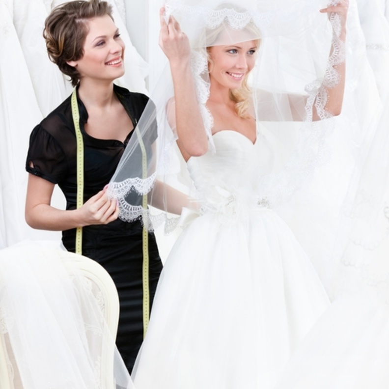 تجربة فستان الزفاف للمرة الأولى