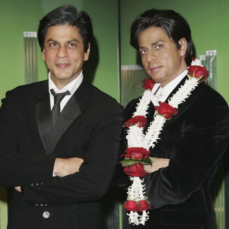 شاروخان بجانب تمثاله