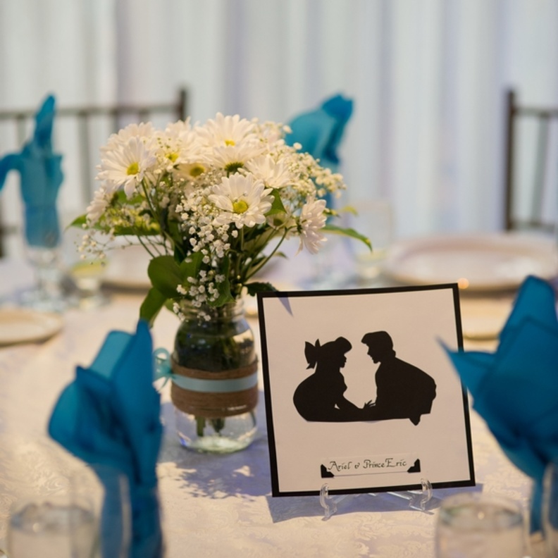 شخصيات ديزني المحبوبة تزين طاولات الضيوف