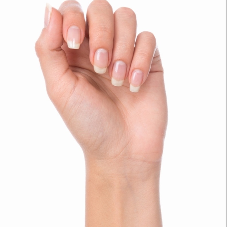 خلطات طبيعية لعلاج اصفرار الاظافر.. ما هي؟