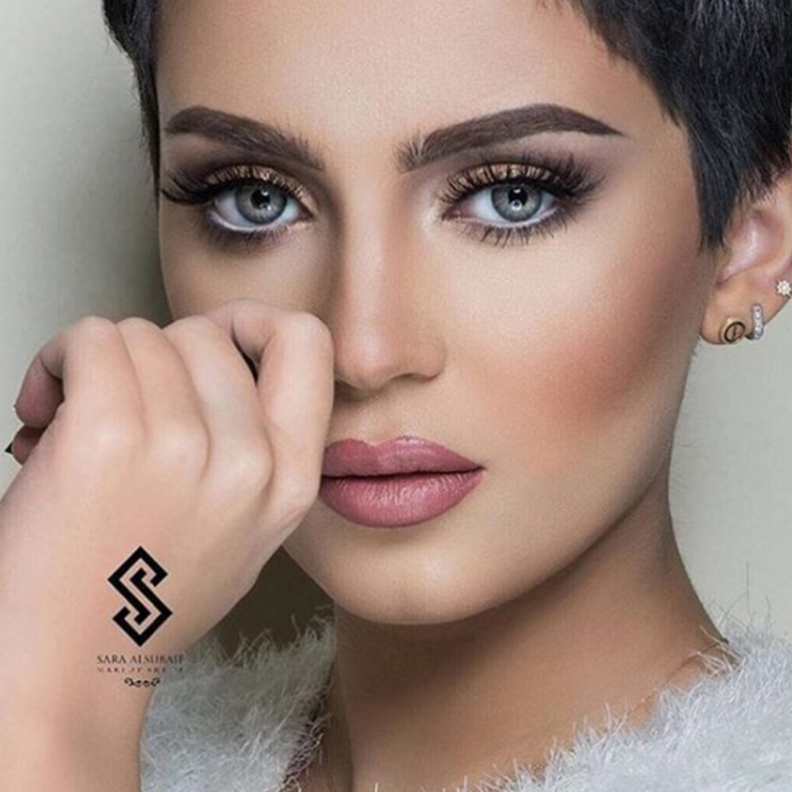 خبيرة المكياج السعودية سارة السبيعي مستخدمة رموش بلينك