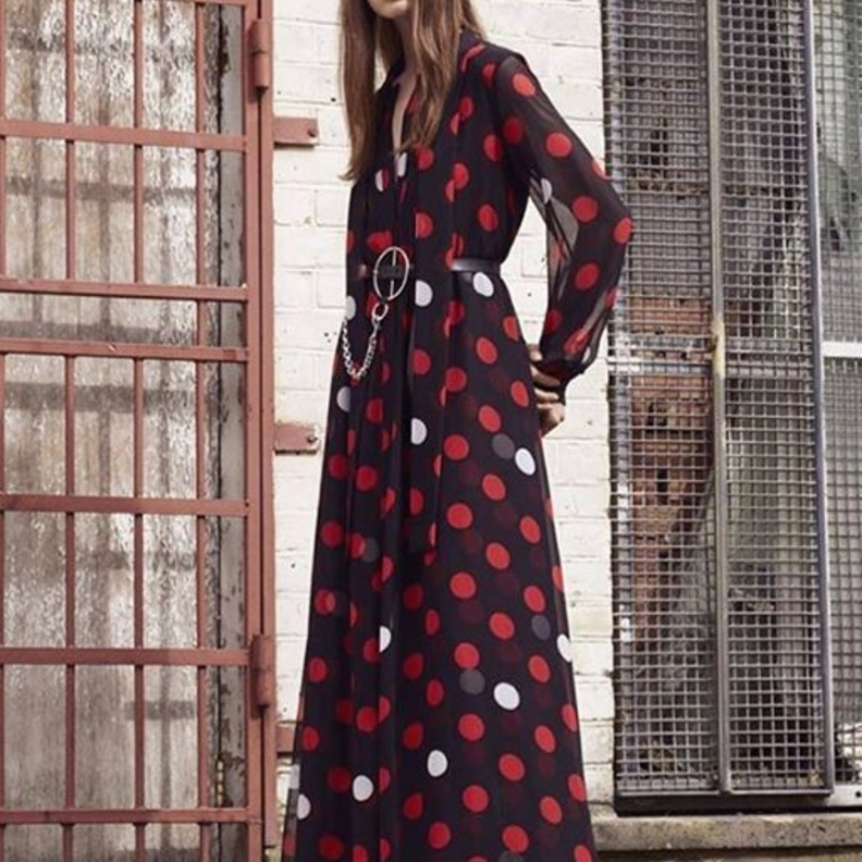 فستان عصري ومميز من Alexander Mcqueen متوفر لدى رباعيات