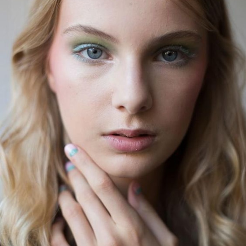 ظلال فاتحة ولماعة على كامل الجفن المتحرّك