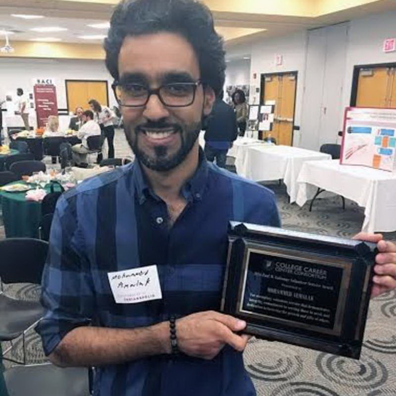 المبتعث السعودي محمد الملك الفائز بجائزة خدمة المجتمع