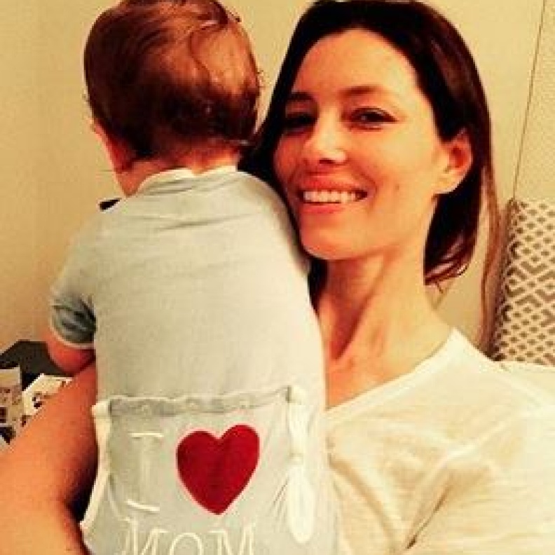 جاستن تمبرليك ينشر صورة زوجته جيسيكا بيل وابنهما على الانستقرام بمناسبة يوم الام