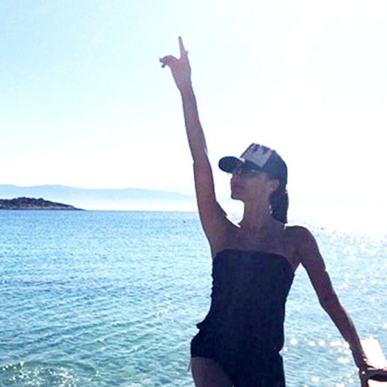 فيكتوريا بيكهام باطلالة من Saint Laurent