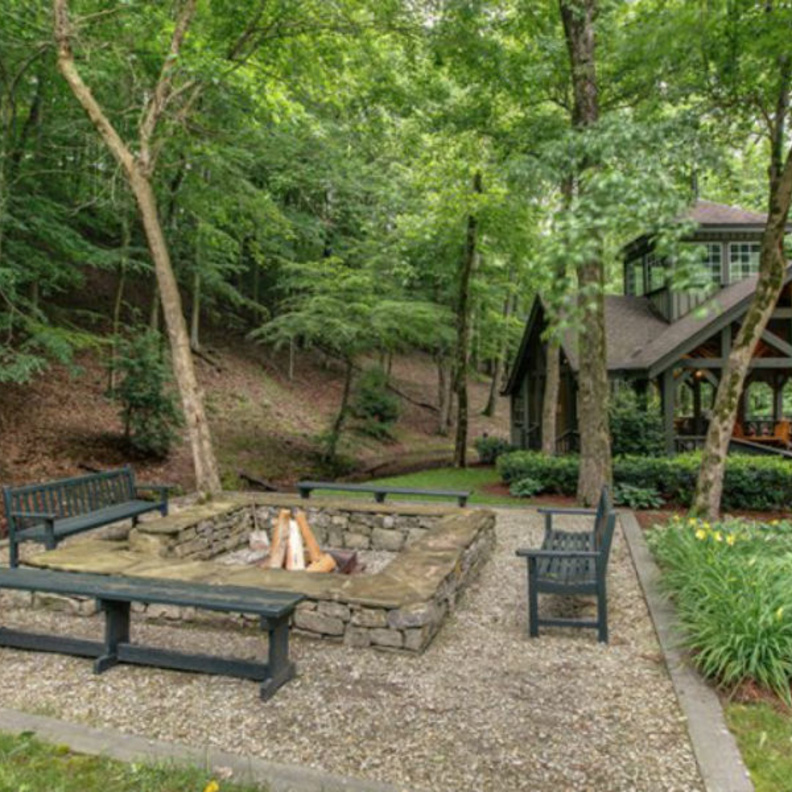 جلسة خارجية بين الطبيعة مع مصاطب للجلوس