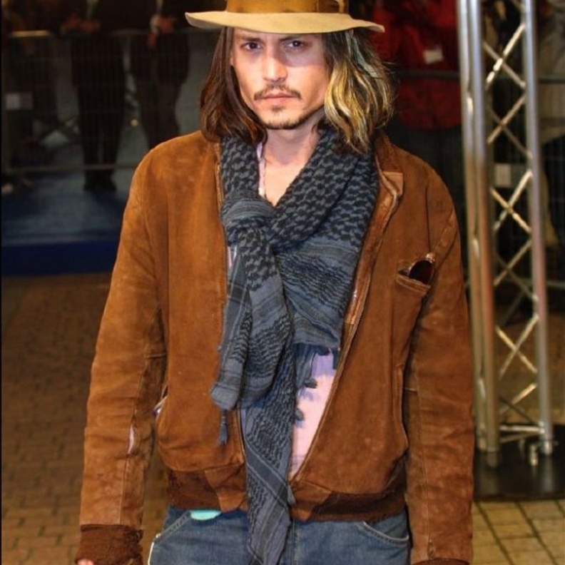 في كثير من الأحيان يستوحي جوني ديب اطلالاته من المتشردين