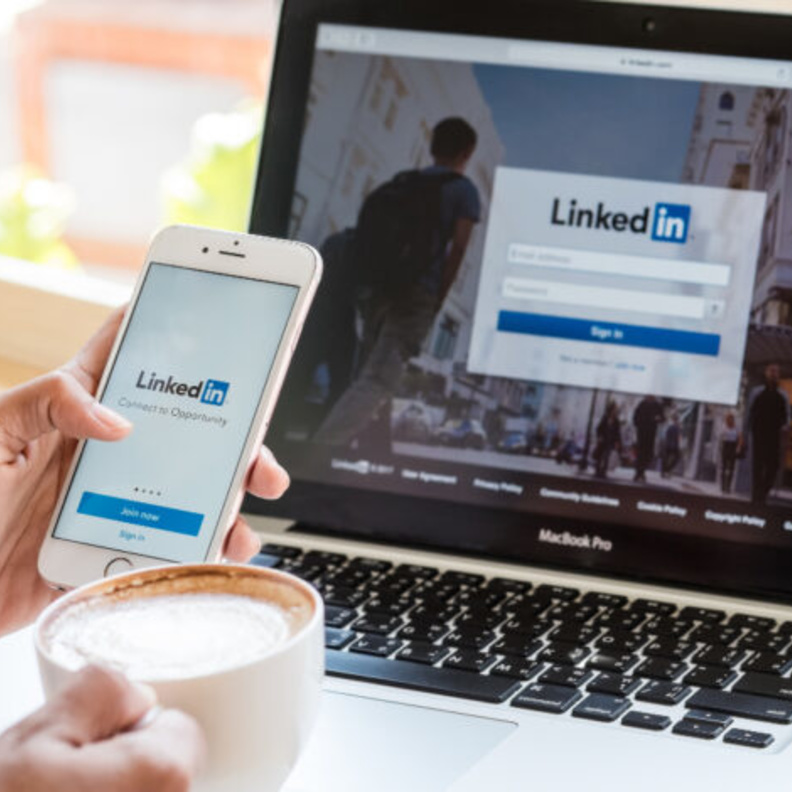 LinkedIn يتيح تحميل مقاطع صوتية لإخبار الأشخاص بكيفية نطق اسمك