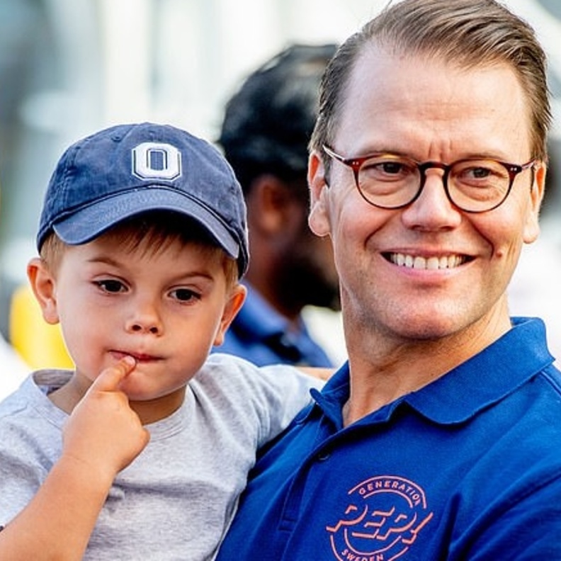  الأمير دانيال يحمل ابنه الأمير أوسكار