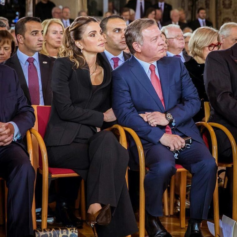 الملك عبدالله والملكة رانيا يداً بيد في رومانسية الحب في زيارتهما الأخيرة إلى ألمانيا!