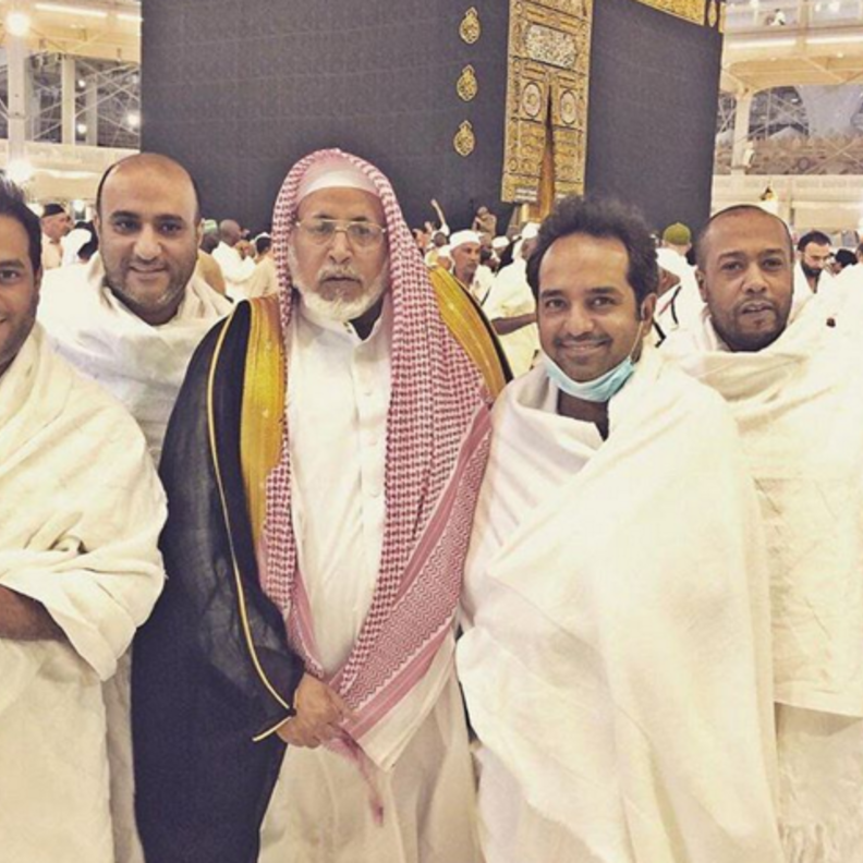 راشد الماجد يؤدى مناسك العمرة