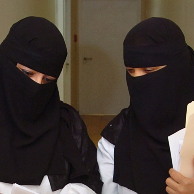 قصص الممرضات السعوديات تلاقي تشجيع الجميع