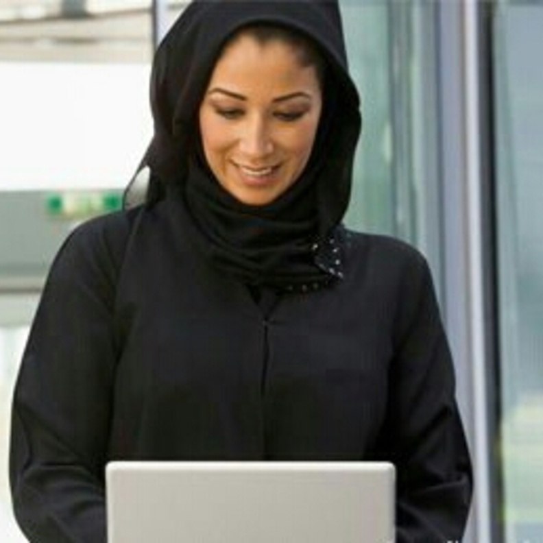 موظفة سعودية