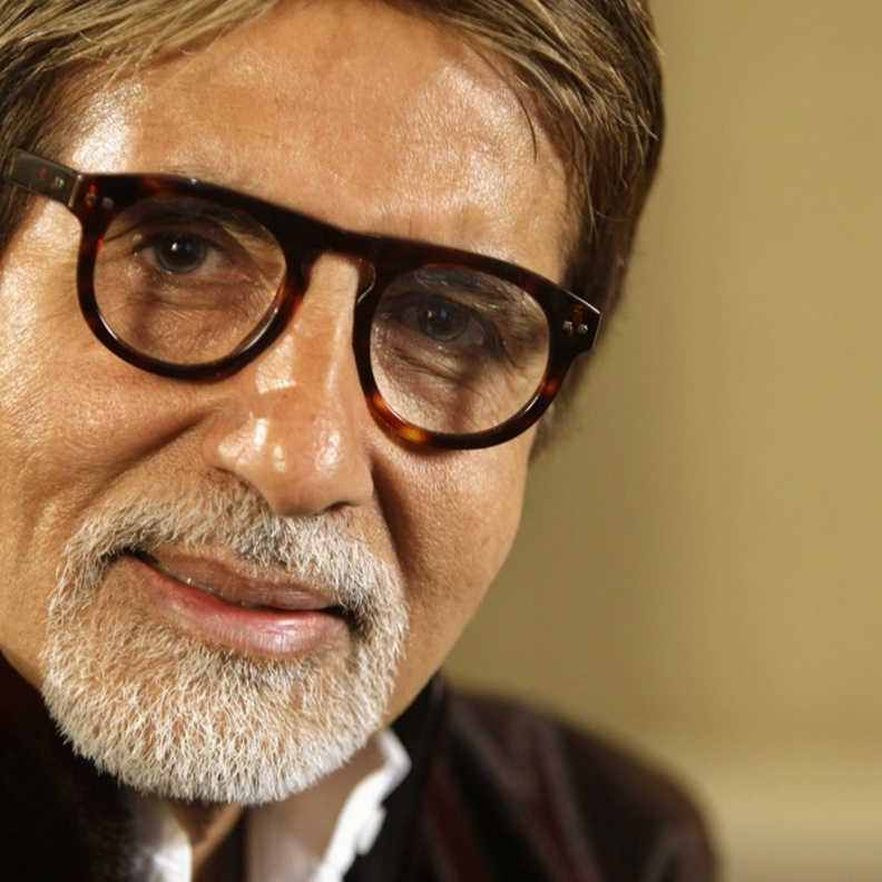 أميتاب باتشان يطمئن معجبيه على سلامته بعد إصابته في القفص الصدري