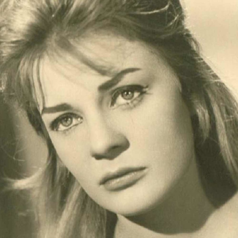 النجمة نادية لطفى تحولت لرجل