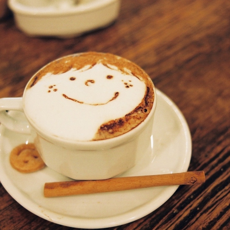 بالفيديو: شاهدوا رد فعل تسعيني يتناول كابتشينو لأول مرة!