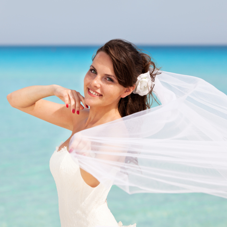 المناكير الأحمر لعروس يوم الحب