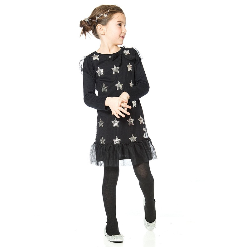 اختاري رسمة أو طبعة مميزة على الفستان الأسود