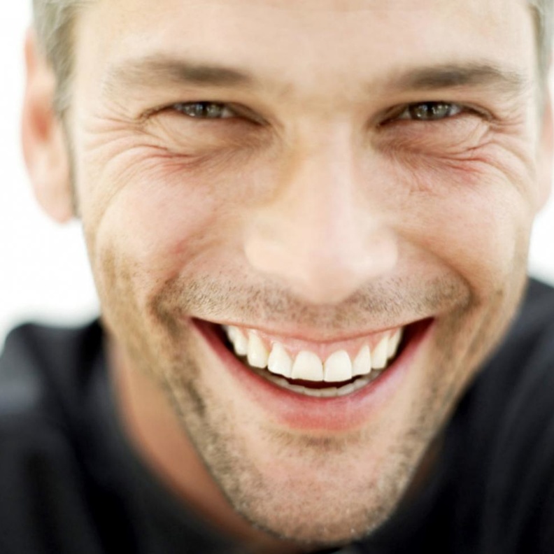 الأسنان ناصعة وبيضاء