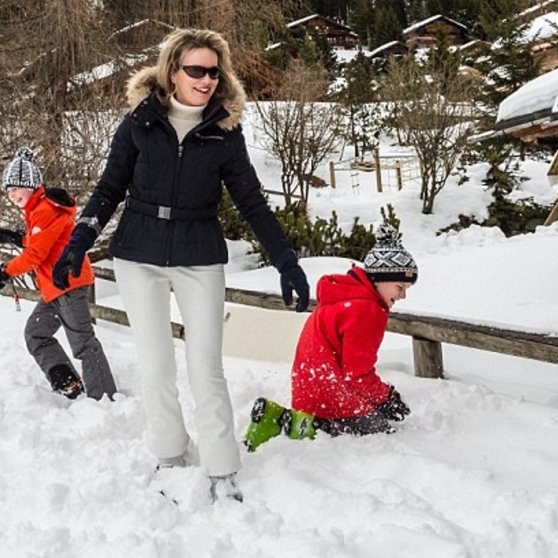 بالصور: العائلة البلجيكية إلى سويسرا في عطلة شتوية 