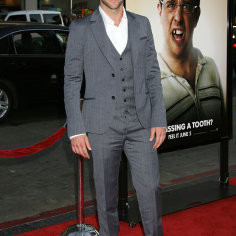 برادلي كوبر في بدلة رمادية ذات تصميم عصري