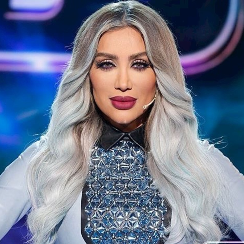 مايا دياب في تسريحة شعر طويل ناعم