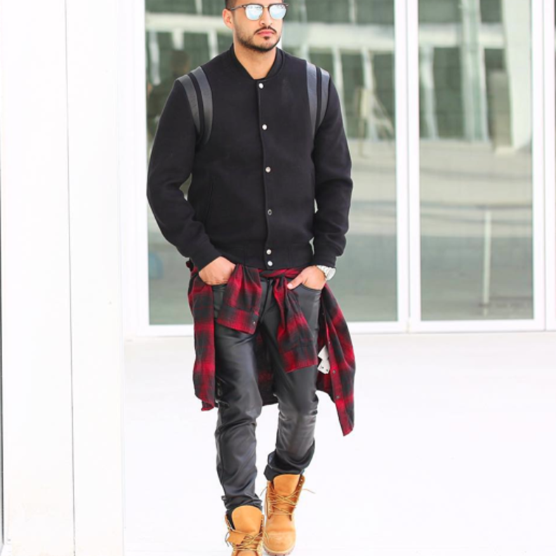 تنسيق عصري بسروال الجينز وقميص باللون الأسود