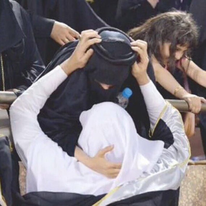 الطالب يلبس والدته العقال