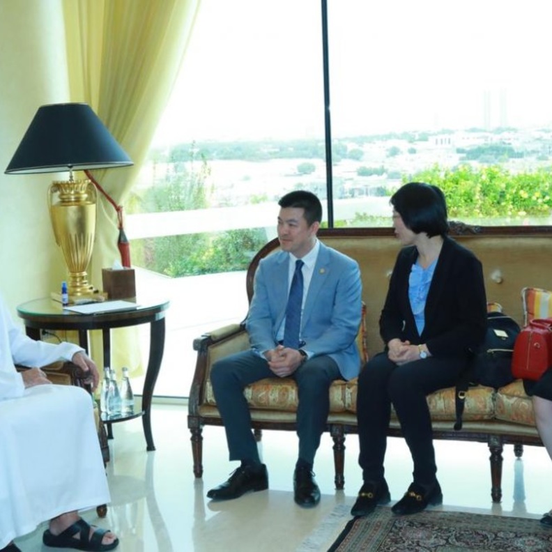  الشيخ سعود القاسمي يستقبل وفداً من كبار علماء الآثار من متحف القصر الإمبراطوري في الصين