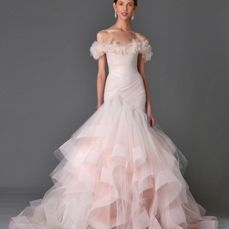 فستان ذو تنورة بالكشاكش وباللون الزهري من ماركيزا Marchesa