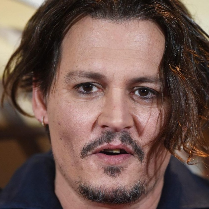 جوني ديب يسخر من فيديو اعتذاره من أستراليا