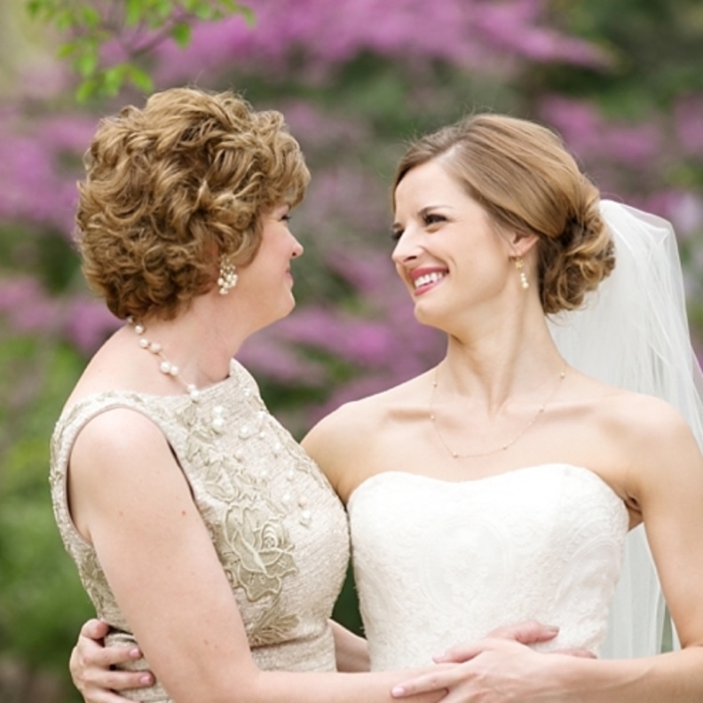 احرصي على حجز موعد لوالدتك في صالون التجميل لتبدو في مظهر رائع