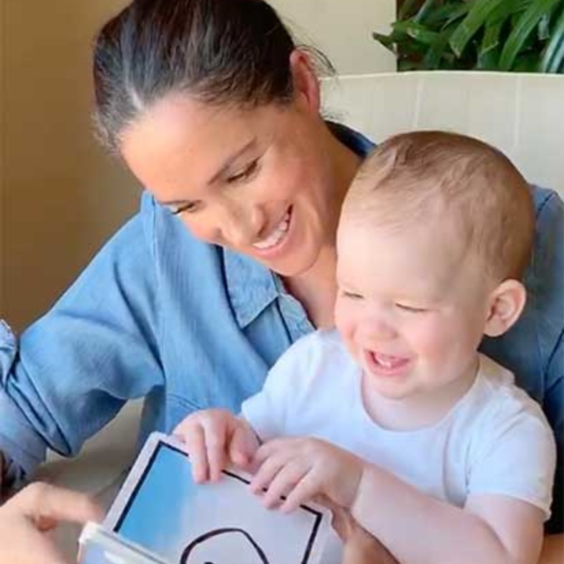 أجمل صور أطفال العائلة المالكة البريطانية.. من الملكة إليزابيث إلى آرتشي