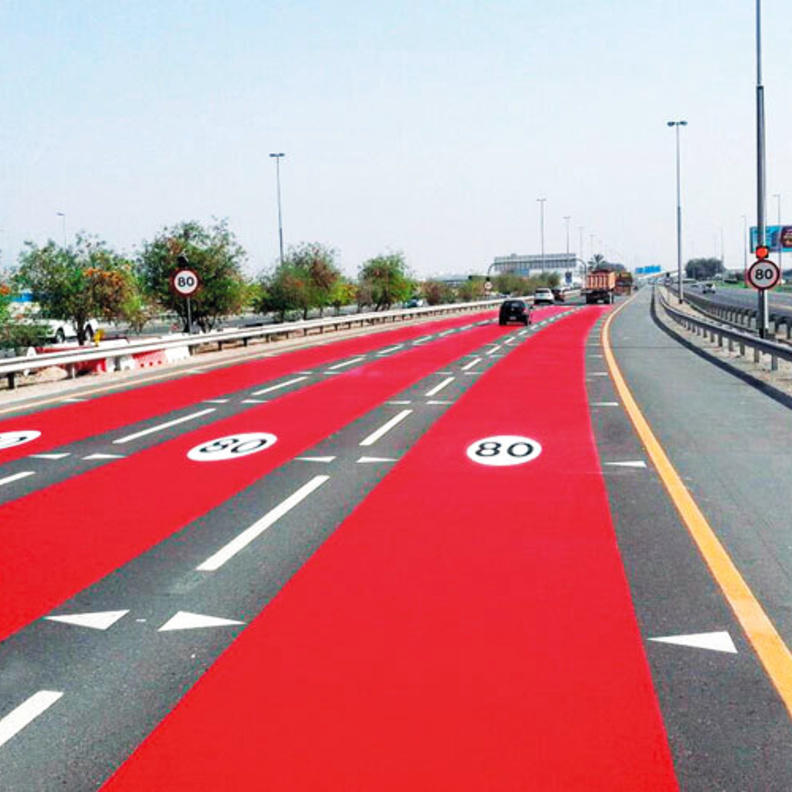 اللون الأحمر في طرق دبي .. لتنبيه السائقين لتخفيف السرعة