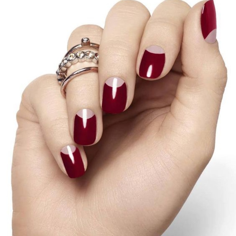 اظافر بنقشة نصف القمر