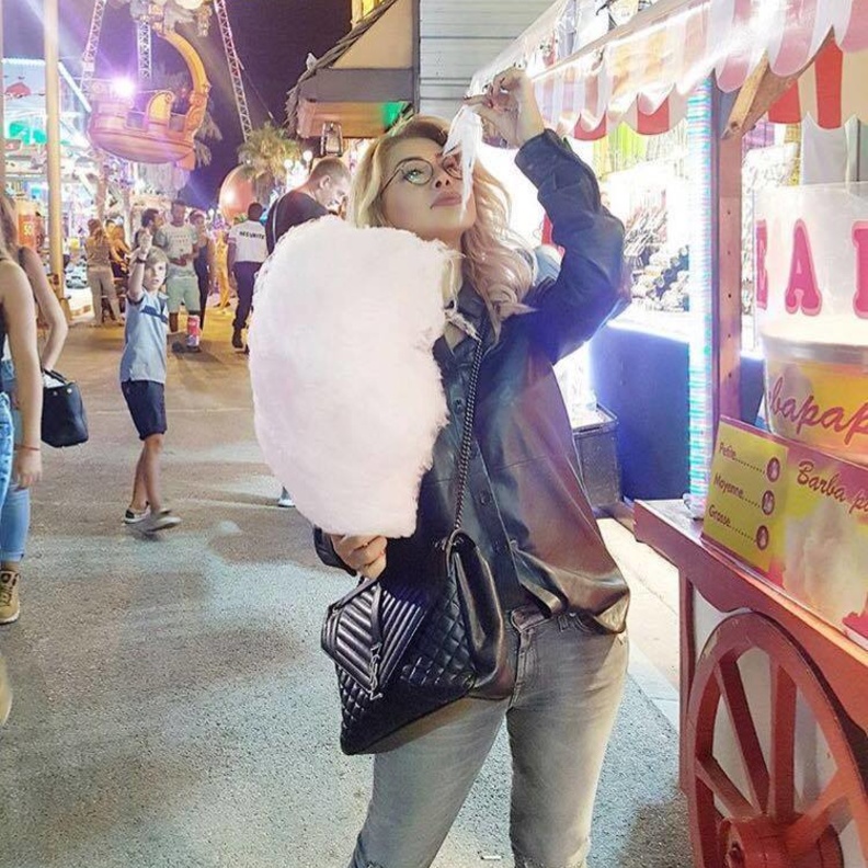 يبدو أن نوال الزغبي قررت العودة لطفولتها، والاستمتاع بإجازتها في كان وتناول غزل البنات