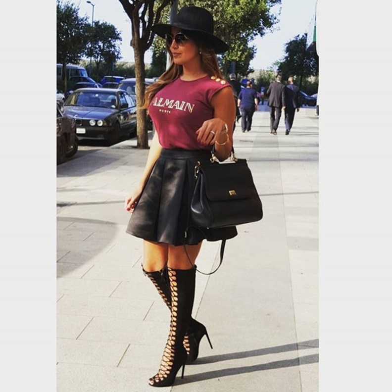 تنسيق عصري اعتمدته أمل بوشوة مع التورة الجلدية والحذاء العالي مع ربطات