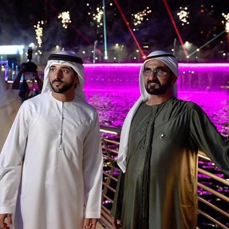 الشيخ محمد بن راشد ونجله حمدان بن محمد خلال افتتاح قناة دبي المائية بالأمس