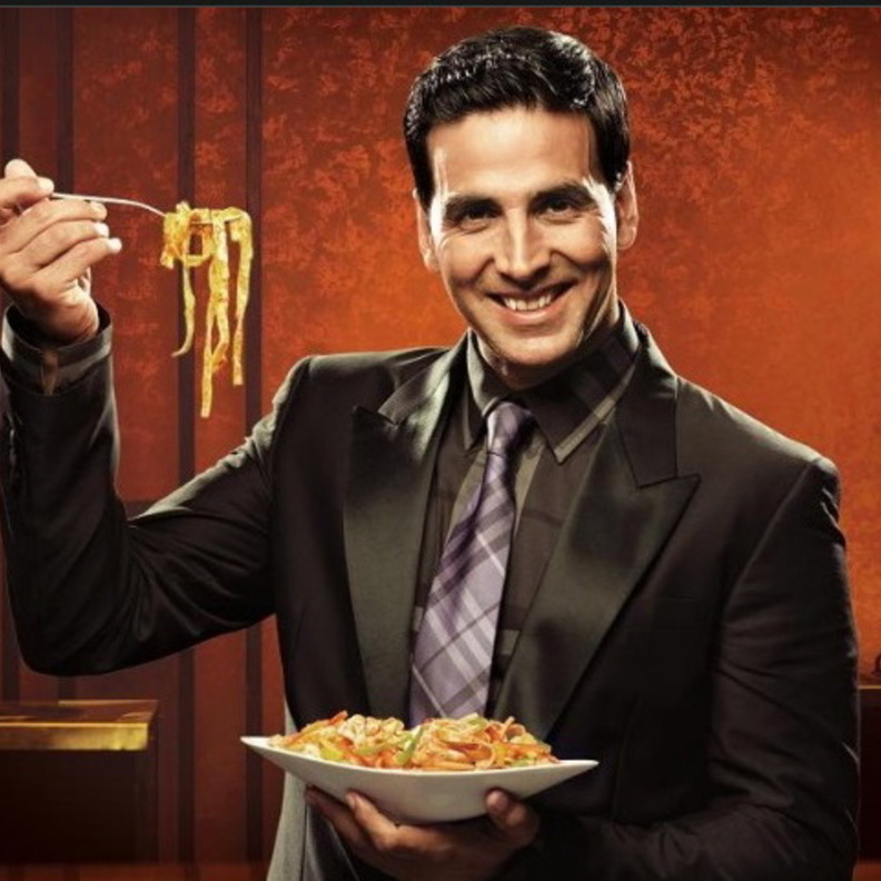 أكشاي كان يعمل نادل في أحد المطاعم