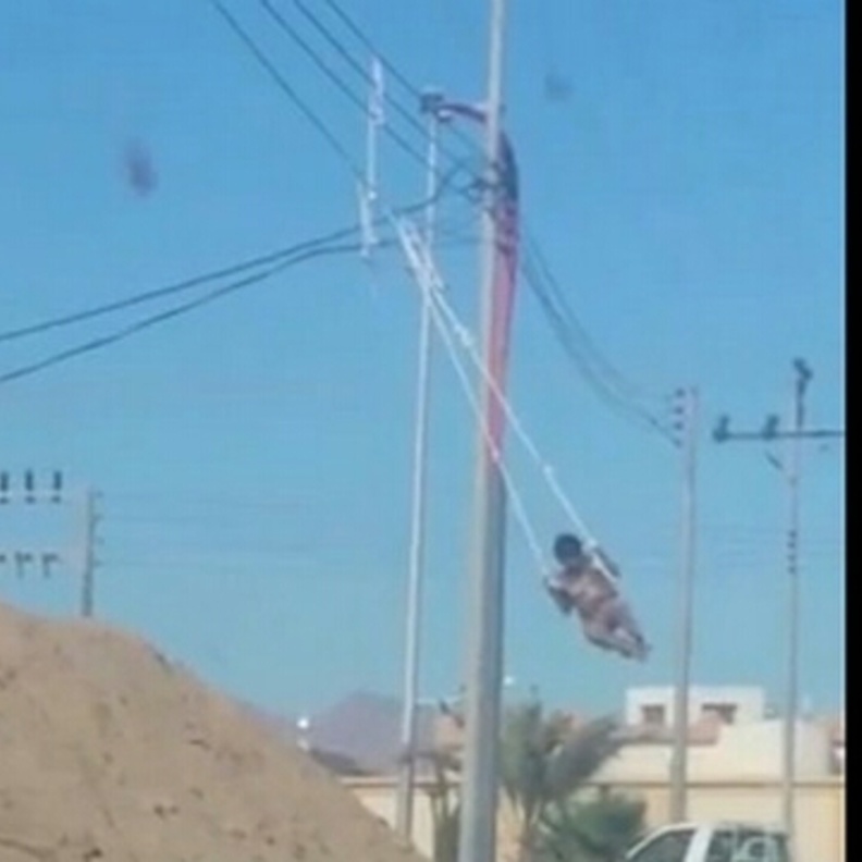  الاطفال يتارجحون على الاسلاك