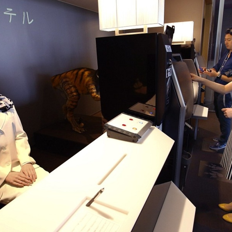 بالصور: فندق ياباني طاقمه رجال آليين