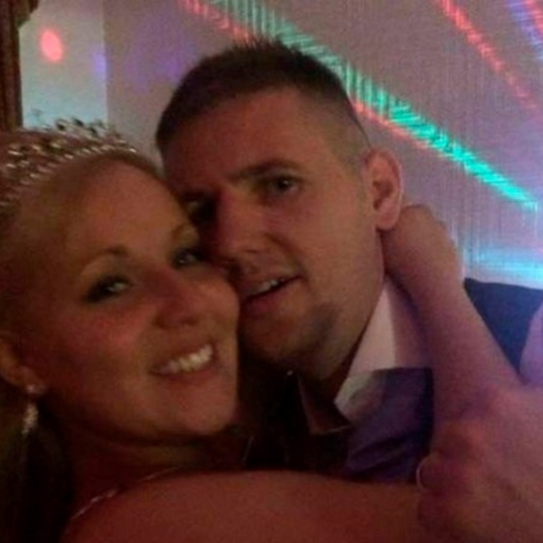 عريس يعتدي بالضرب على صديقة عروسه .. فما السبب؟