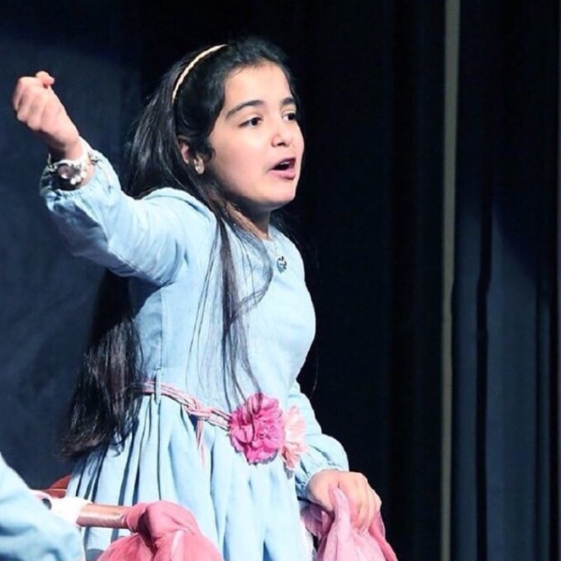 غلا أول مودل  سعودية على طفل متحرك