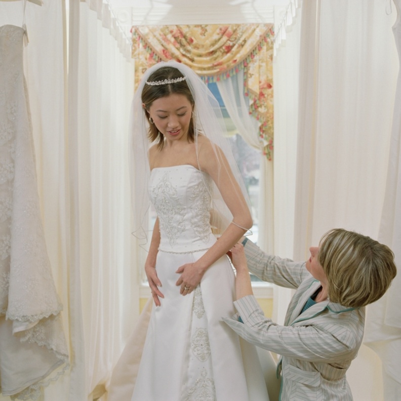 لحظات اختيار فستان الزفاف