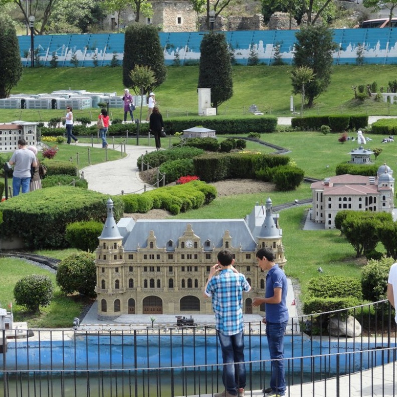 متحف وحديقة ميني تورك بأنه موطن لمجموعة رائعة من المجسمات والنماذج المصغرة لأعظم المعالم المميزة