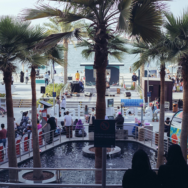 فعاليات شاطئية ترفيهية في مهرجان "ألوها أبوظبي" في  شاطىء الراحة