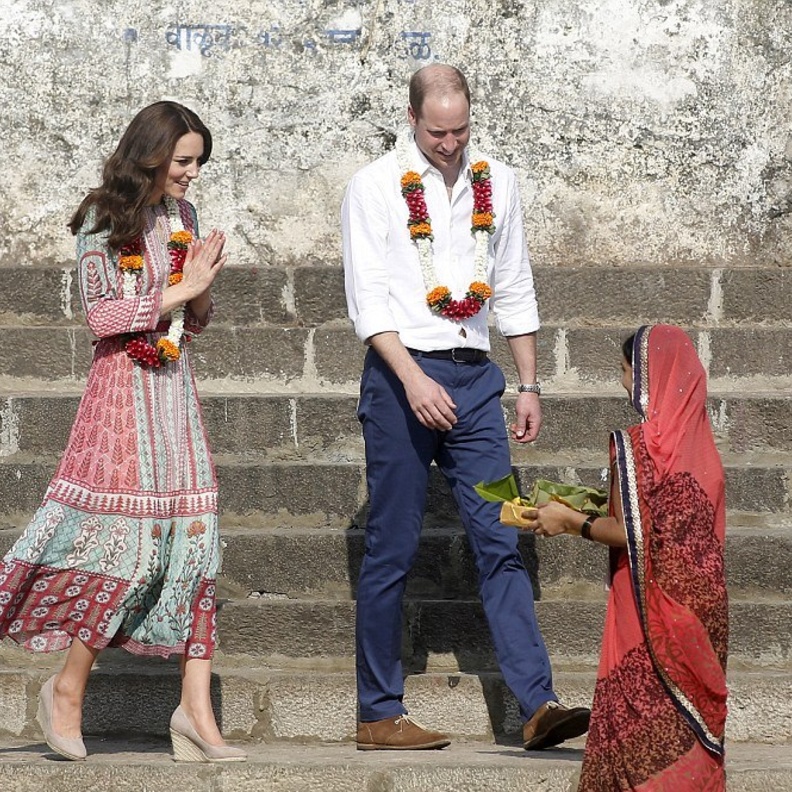 الفستان المزين بالطبعات الغرافيكية