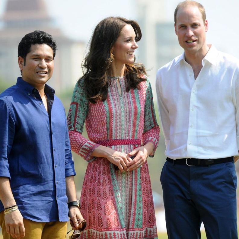 كيت كانت ترتدي فستان جميل وحذاء ذو كعب عريض وعالي في زيارتها إلى المنتزه